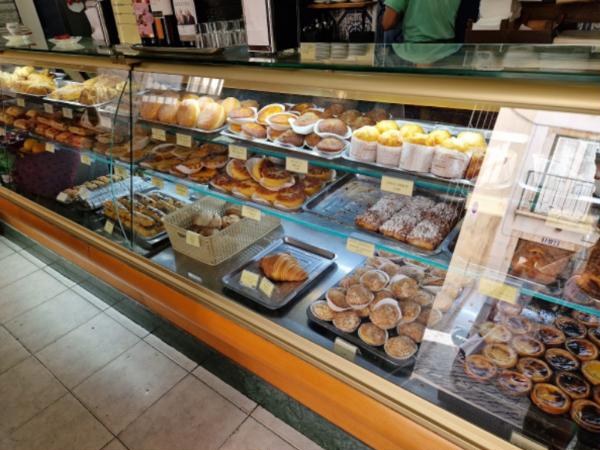 Balcão com pastéis de nata, croissants e bolos