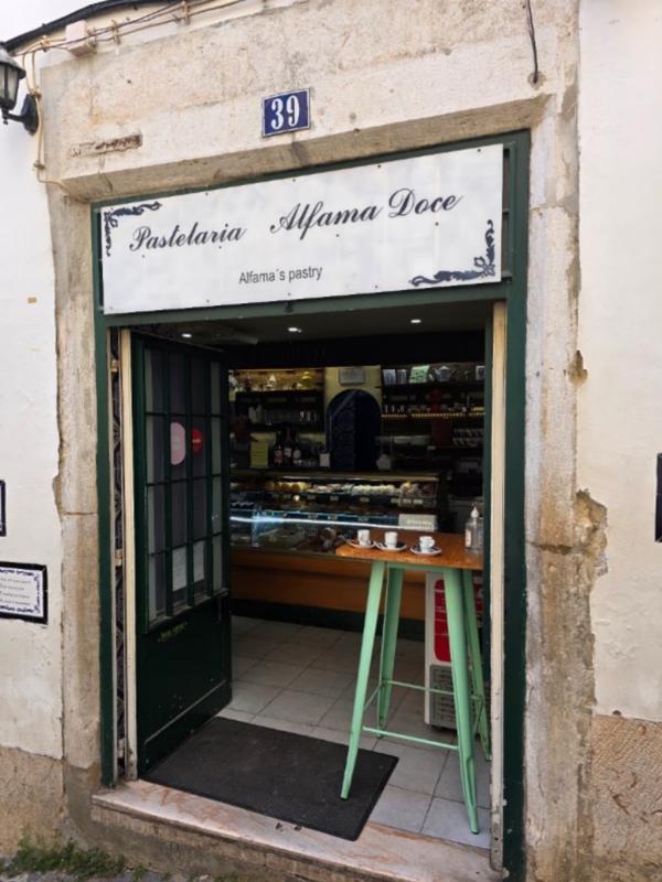 Fachada da Pastelaria Alfama Doce, no número 39 da Rua da Regueira