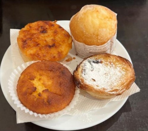 Pastel de nata, queijadas e um queque num prato na Alfama Doce